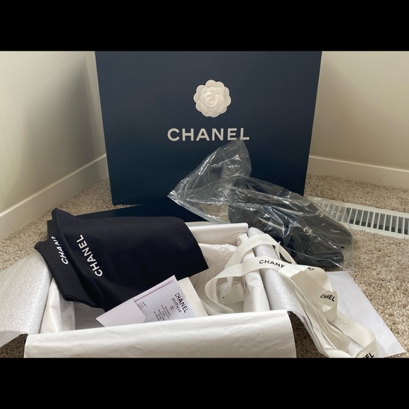 Chanel Patent Pearl Loafers Size 35.5 - Picture 9 of 11